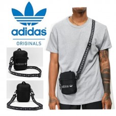 9底: Adidas Originals 黑色斜咩小包包